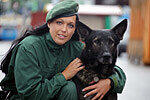 Polizistin Maria Müller und ihr Sprengstoff-Hund Unix. &bdquo;Der Wiesn-Job ist eine Ehre&ldquo;, sagt sie.