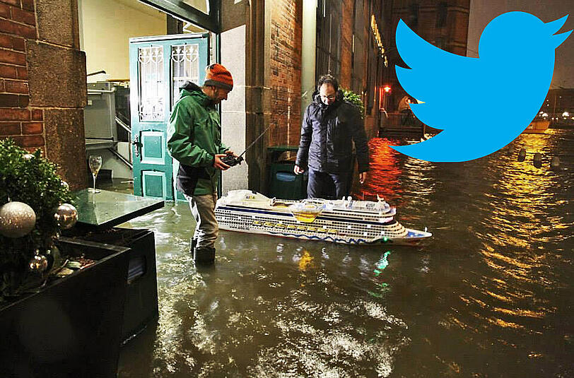 "Sturmflut ist, was Du draus machst: Hier die Jungs vom Miniatur Wunderland ... ;)" twittert @RaphaelBrinkert und postet dieses Bild der beiden Miniaturschiff-Kapitäne.