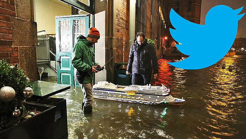 "Sturmflut ist, was Du draus machst: Hier die Jungs vom Miniatur Wunderland ... ;)" twittert @RaphaelBrinkert und postet dieses Bild der beiden Miniaturschiff-Kapitäne. "Sturmflut ist, was Du draus machst: Hier die Jungs vom Miniatur Wunderland ... ;)" twittert @RaphaelBrinkert und postet dieses Bild der beiden Miniaturschiff-Kapitäne.