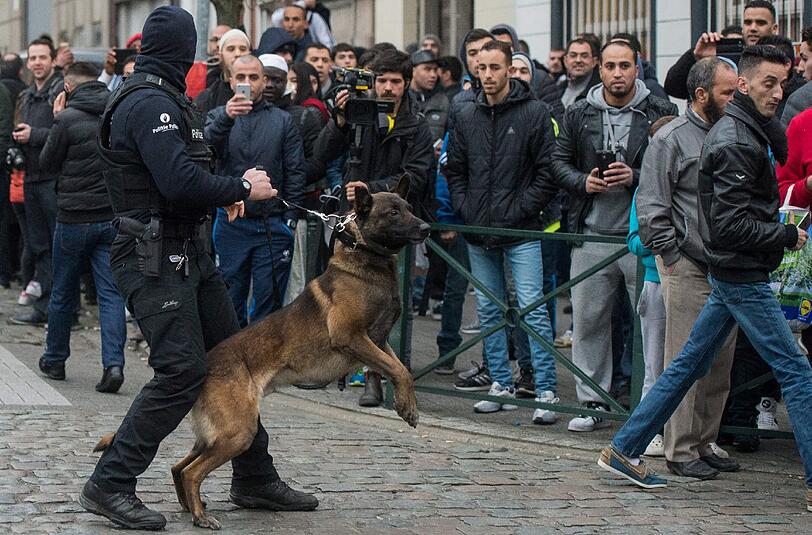 Bei einer Großrazzia konnte die Polizei in Brüssel Medienberichten zufolge den gesuchten Terrorverdächtigen Salah Abdeslam festnehmen.
