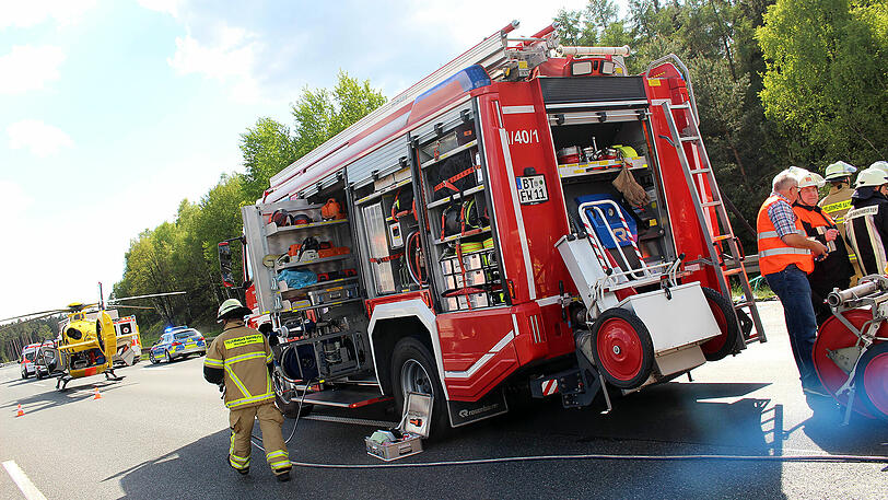Nach einem Lkw-Unfall mit mehreren Schwerverletzten behinderten (mal wieder) dreiste Gaffer die Rettungsarbeiten.