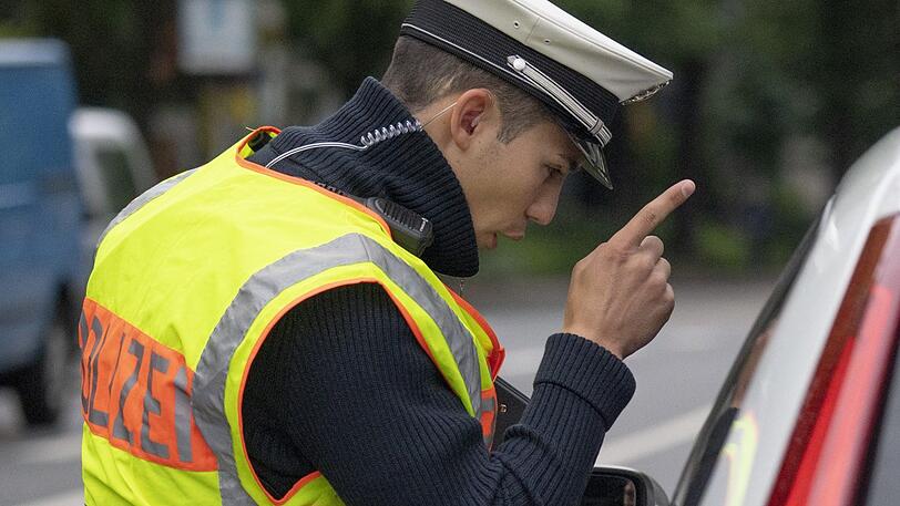 Bei einer Verkehrskontrolle wurden zwei Münchner Polizisten durch einen aggressiven Autofahrer leicht verletzt. (Symbolbild)