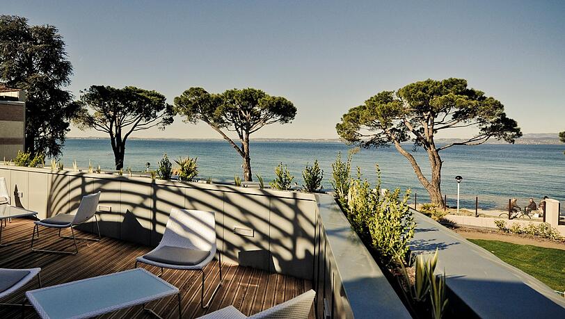 Designhotel am Gardasee: Das Corte Valier bei Lazise verfügt über eine einladende Außenterrasse.