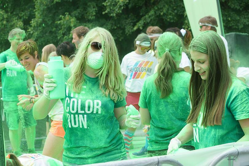 Der Color Run soll vor allem dazu animieren, sich zu bewegen. Und das taten die Farbbeutelschmeißer am Sonntag bis zum Umfallen. Die Bilder...