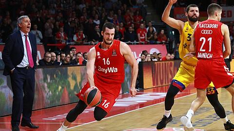 Im Duell in der Euroleague mit seinem Ex-Klub Bayern um Paul Zipser (2.v.l.): Svetislav Pesic (l.).