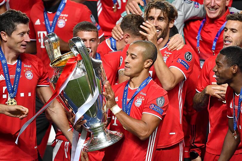 Ein Abschied mit Stil: Thiago wird die Bayern höchstwahrscheinlich bald verlassen - zum Abschied schenkte er sich und den Fans den Henkelpott.