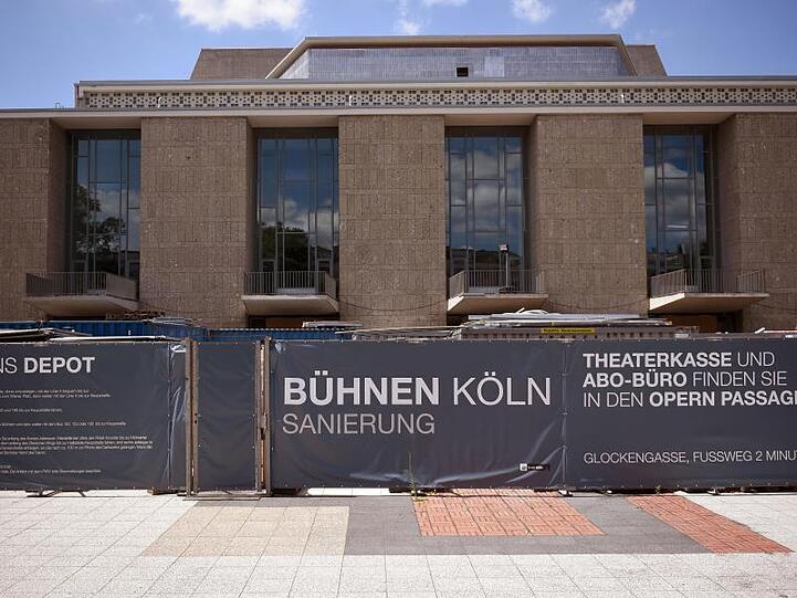 Oper und Schauspielhaus in Köln. Die Wiedereröffnung war für November 2015 vorgesehen. Weniger als vier Monate vorher wurde sie abgesagt.