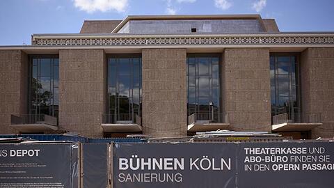 Oper und Schauspielhaus in Köln. Die Wiedereröffnung war für November 2015 vorgesehen. Weniger als vier Monate vorher wurde sie abgesagt.