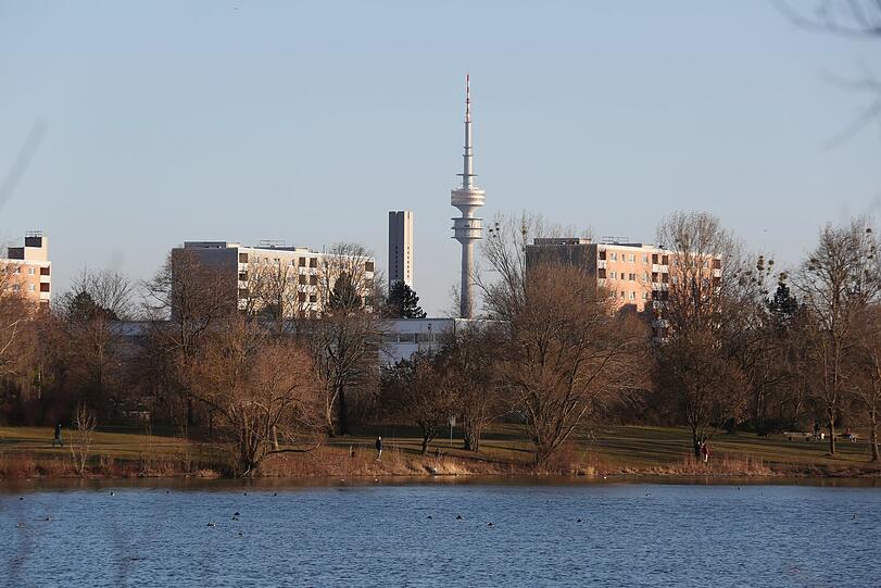 Der Blick vom See Richtung Lerchenau und Olympiaturm.