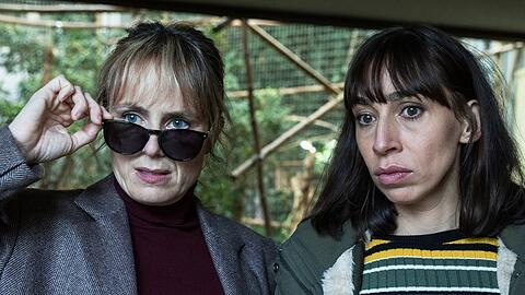 Sind mit einer bizarren Mordserie konfrontiert: Anna Pieri Zuercher (l.) als Isabella Grandjean und Carol Schuler als Tessa Ott.