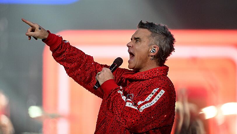 Robbie Williams live auf der Bühne am 26.07.2025 in München, Olympiastadion.