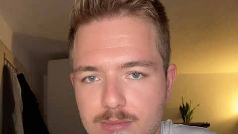 Robert Karo (28) in seinem gewohnten Setting. Beinahe t&auml;glich ver&ouml;ffentlicht der M&uuml;nchner ein Video im Internet, in dem er &uuml;ber aktuelle politische oder gesellschaftliche Themen spricht. Millionen sehen und h&ouml;ren ihm zu.