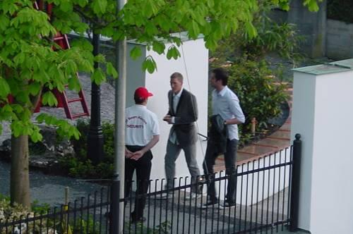 Bastian Schweinsteiger passiert die Kontrolle.