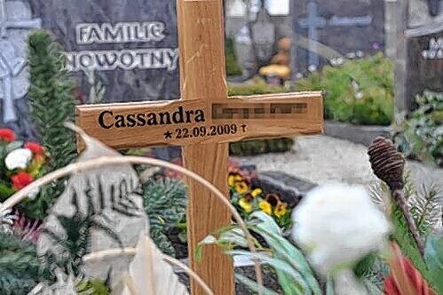 Ein schlichtes Holzkreuz zum Gedenken an Cassandra: Sie wurde tot geboren. Ein Pfarrer wollte das Baby nicht beerdigen.