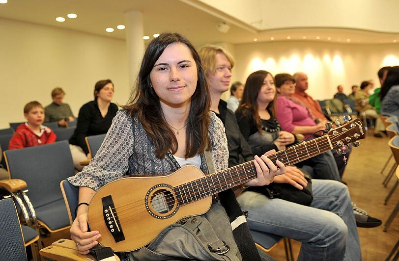 Musik-Studentin Marina Warlow hat eine Reise-Gitarre ergattert: &bdquo;Ich bin sehr glücklich, weil ich auch selber Gitarre spiele. Außerdem studiere ich an der Musikhochschule in Nürnberg.&ldquo; Obwohl es Marinas erste Versteigerung war, musste die junge Frau nicht lange überlegen. Sie hob gleich ihre Hand und bot eifrig mit: &bdquo;Das Instrument hat mir einfach sofort zugesagt. Und 20 Euro sind für diese Gitarre auch wirklich ein Schnäppchen.&ldquo;