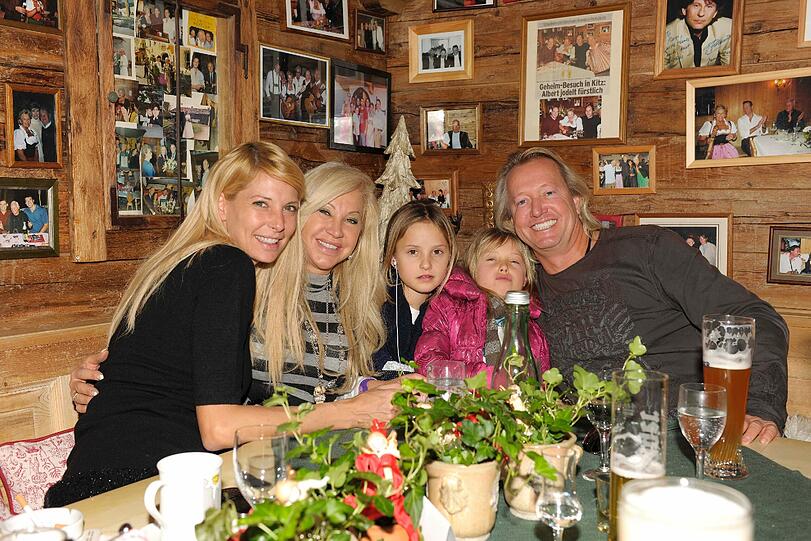 Beim Event "Promis im Schnee" entspannt die ganze Familie Geiss (Robert und Carmen Geiss mit Töchter Davina Shakira und Shania Tyra) gemeinsam mit Giulia Siegel in Rosis Sonnbergstuben