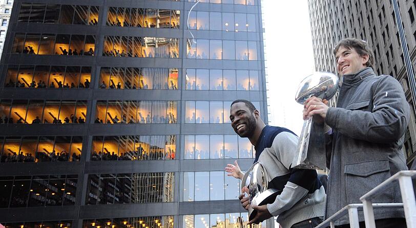 Justin Tuck und Eli Manning mit der Vince-Lombardi-Trophäe.