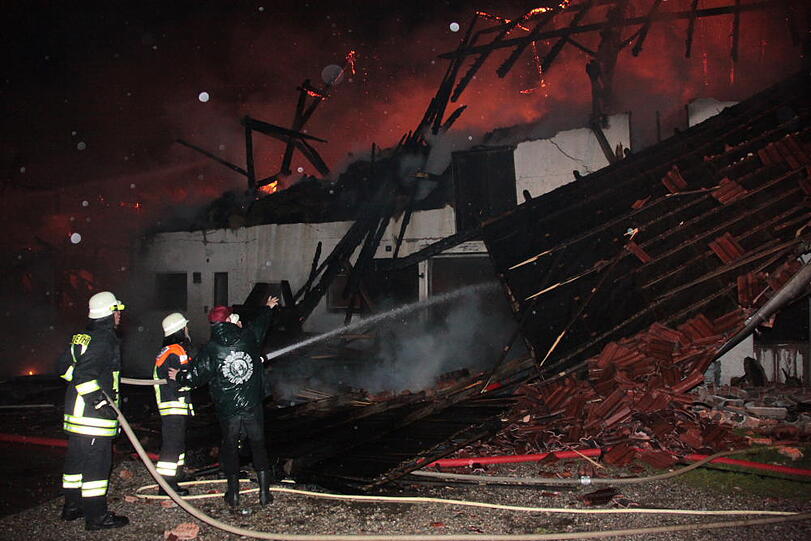 Feuerwehreinsatz in der Nacht zum Dienstag in Heldenstein: Ein Blitzschlag hat das Anwesen in Brand gesetzt. Es entstand ein Schaden in Höhe von einer halben Million Euro. Die Bilder vom Einsatz...