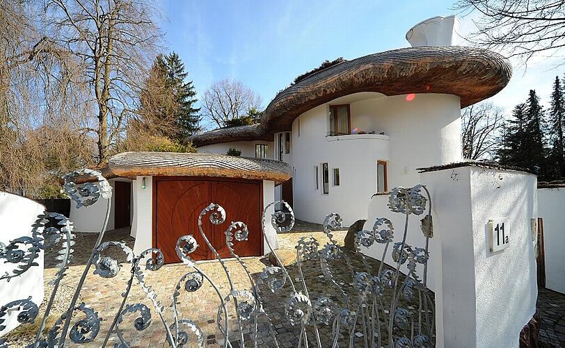 Was auf den ersten Blick auffällt sind das geschwungene Dach und das Ranken-Tor.
