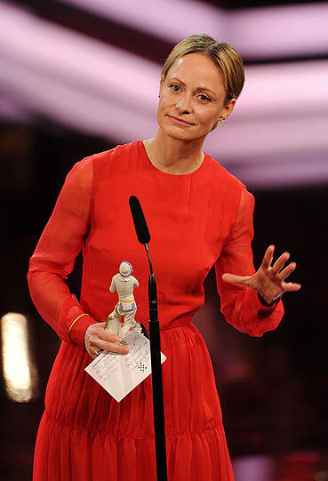 Die Schauspielerin Katharina Marie Schubert erhält von Adam Bousdoukos den Preis als beste Darstellerin für ihre Rolle in "Ein Geschenk der Götter".