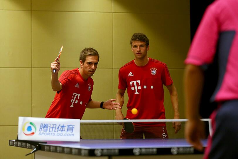 Thomas Müller und Philipp Lahm haben Spaß beim Tischtennis. Die Bilder!