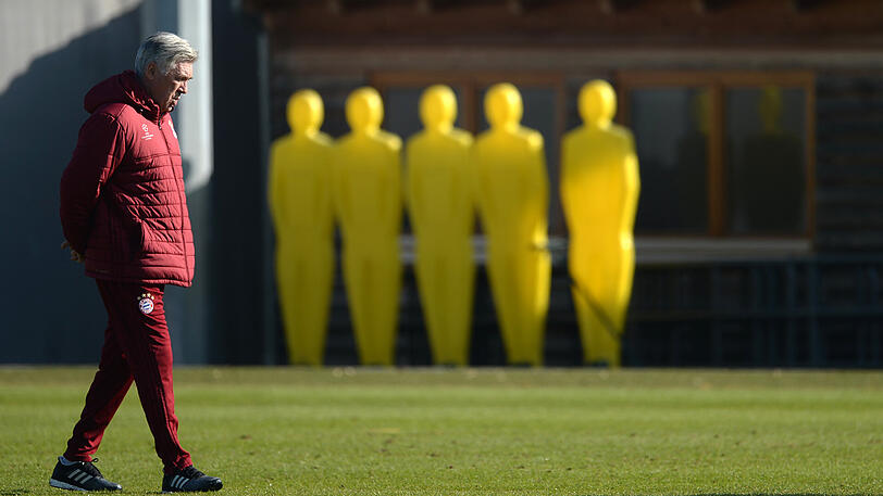 Die Spieler des FC Bayern zeigen sich im Abschlusstraining vor dem Champions-League-Hit gegen den FC Arsenal gutgelaunt - und am Valentinstag auch sehr ballverliebt. Die Bilder aus der Säbener Straße.