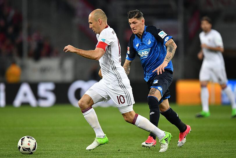 ARJEN ROBBEN: NOTE 4. Der Holländer agierte erstmals in der Bundesliga als Kapitän, kam aber nicht recht ins Spiel. Konnte sich kaum durchsetzen auf dem rechten Flügel, beste Szene: Pass auf Lewandowski (55.).
