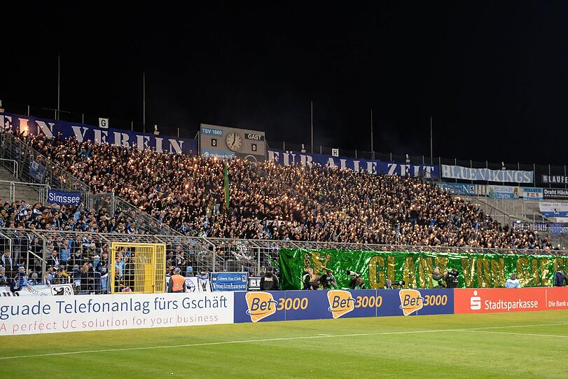 Die Bilder von der Choreo der Löwen-Anhänger vor dem Spiel gegen Memmingen.