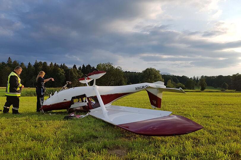 Das Flugzeug kippte aufs Dach. Es entstand ein Sachschaden in Höhe von 40.000 Euro.