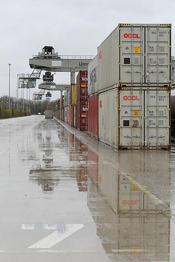 Von oben so klein - aus der Nähe sind die Container gar nicht so winzig.