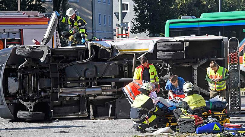 Sechs Menschen wurden bei dem Zusammenstoß verletzt, Augenzeugen eilten sofort zur Hilfe herbei.