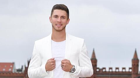 Joey Heindle posiert vor der Kamera.