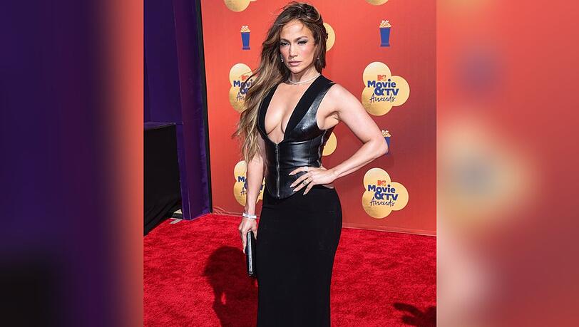Jennifer Lopez auf dem roten Teppich der "MTV Movie & TV Awards" 2022.