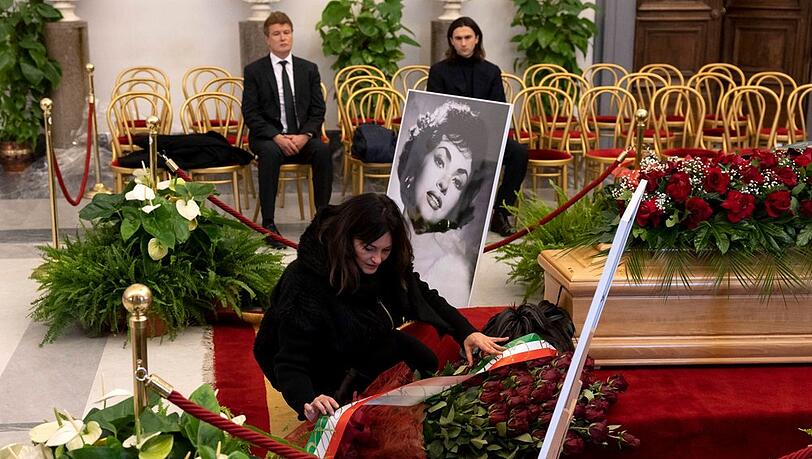 Italienerinnen und Italiener können sich in Rom an ihrem Sarg von Gina Lollobrigida verabschieden. Italienerinnen und Italiener können sich in Rom an ihrem Sarg von Gina Lollobrigida verabschieden.