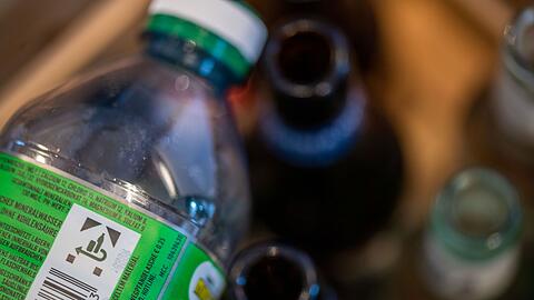 Sein Pfandflaschen-Geld spendete ein Obdachloser an ein Frauenhilfswerk. (Symbolbild)