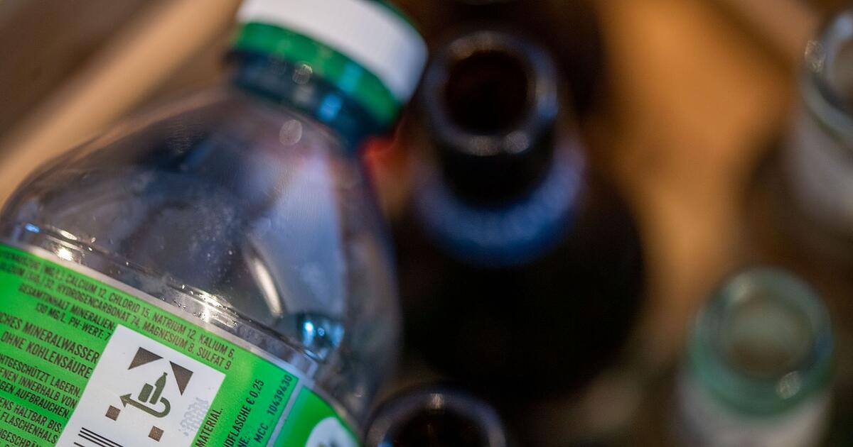 Obdachloser-spendet-Pfandflaschen-Geld-f-r-M-tter-in-Not