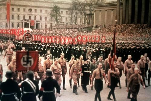 München unterm Hakenkreuz: Adolf Hitler (Mi.) beim Marsch auf die Feldherrenhalle am 9. November 1938, dem 15. Jahrestag des Hitlerputsches in München