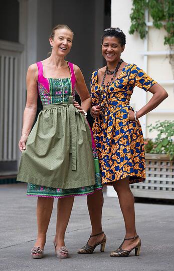 Rahmée Wetterich aus Kamerun macht Trachtenkleider aus afrikanischen und indischen Stoffen her.