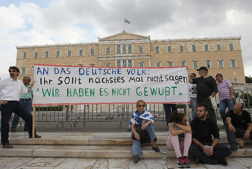 Etwa 50.000 Demonstranten vor dem Athener Parlament haben am Dienstag beim Besuch von Angela Merkel massiv protestiert - die Bilder.