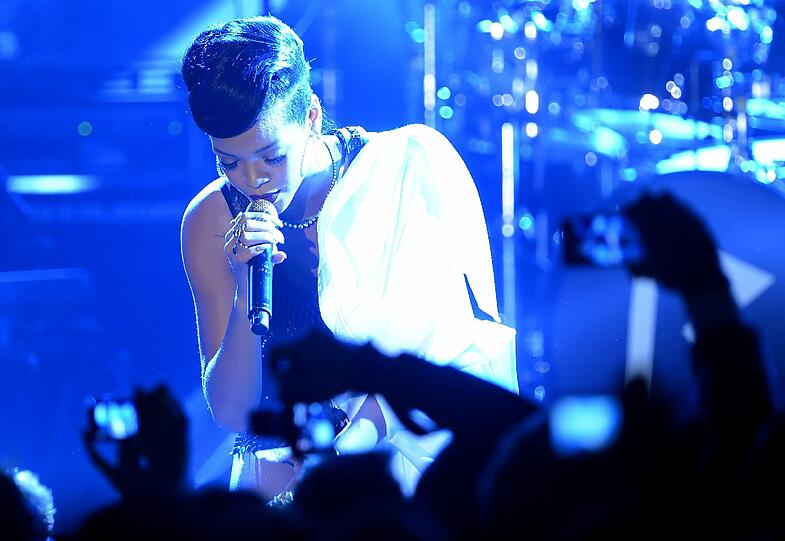 Rihanna rockt ihr Geheimkonzert in Berlin.