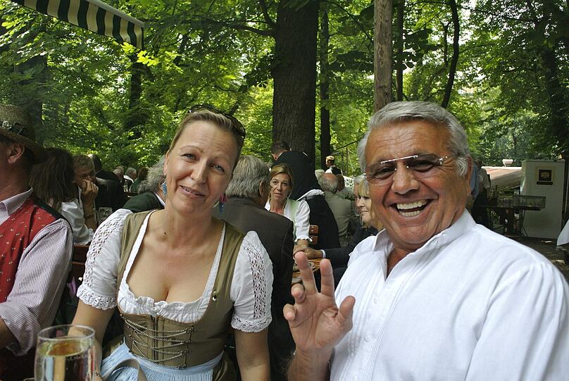 Wirtin Andrea Waldecker und &bdquo;Schichtl&ldquo; Manfred Schauer.