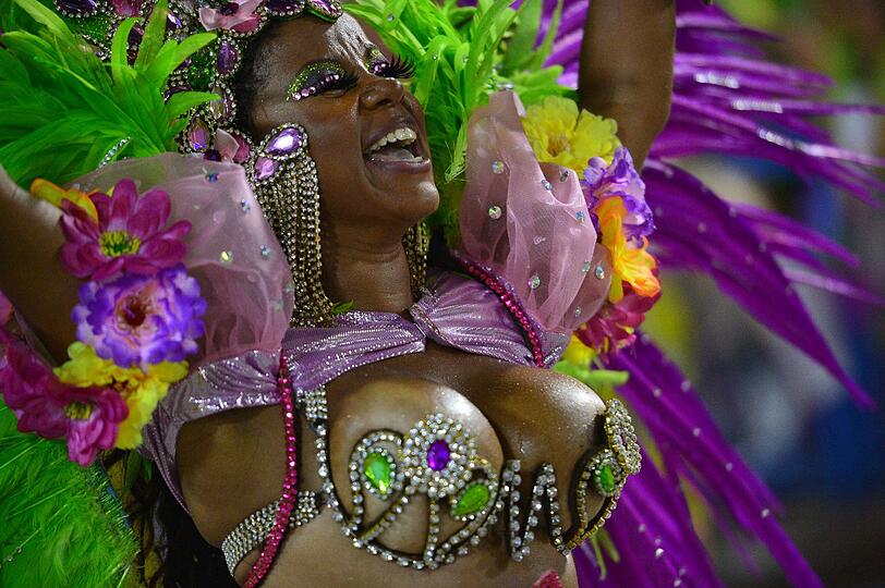 In Rio ging es in der Nacht zum Montag auf dem Straßenkarneval heiß her. Die brasilianischen Schönheiten zeigten zum Karneval-Höhepunkt viel nackte Haut und sexy Kurven.