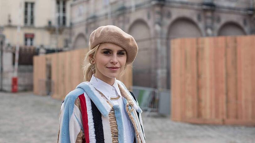 Trägt eine Baskenmütze: Caro Daur weiß, wie französisch chic geht