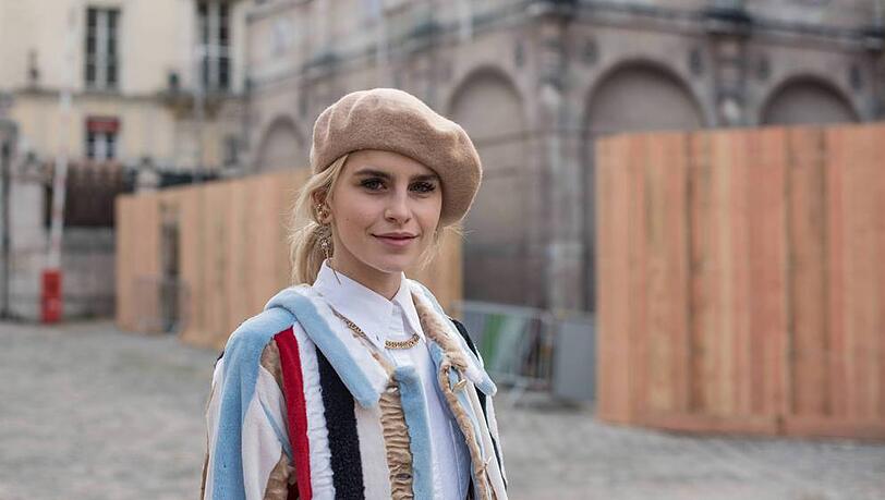 Trägt eine Baskenmütze: Caro Daur weiß, wie französisch chic geht Trägt eine Baskenmütze: Caro Daur weiß, wie französisch chic geht