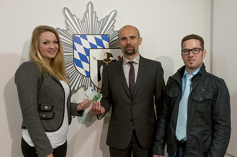 Die couragierte Müncnner Schülerin Paulina H.(16) wird von der Polizei für ihren Einsatz geehrt.