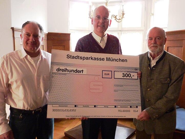 Freudig überreichen Karl Thomasser, 1. Vorsitzender des Bürger- und Gewerbekreis Ramersdorf e.V. (r.) gemeinsam mit dem 2. Vorsitzenden Klaus Körmer (l.), Pfarrer Wechselberger von Maria Ramersdorf eine Spende in Höhe von 300 Euro.