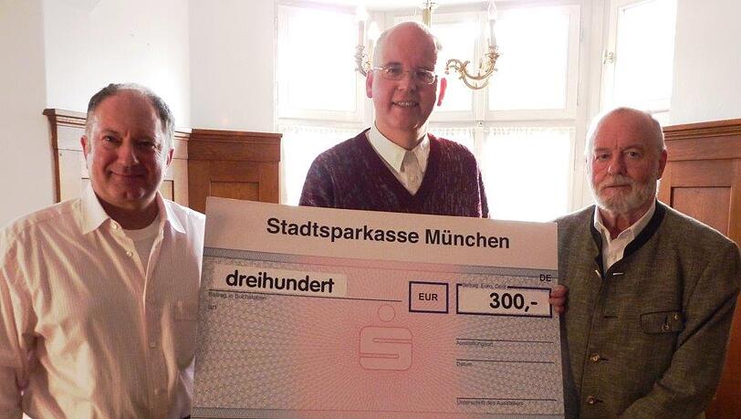 Freudig überreichen Karl Thomasser, 1. Vorsitzender des Bürger- und Gewerbekreis Ramersdorf e.V. (r.) gemeinsam mit dem 2. Vorsitzenden Klaus Körmer (l.), Pfarrer Wechselberger von Maria Ramersdorf eine Spende in Höhe von 300 Euro. Freudig überreichen Karl Thomasser, 1. Vorsitzender des Bürger- und Gewerbekreis Ramersdorf e.V. (r.) gemeinsam mit dem 2. Vorsitzenden Klaus Körmer (l.), Pfarrer Wechselberger von Maria Ramersdorf eine Spende in Höhe von 300 Euro.