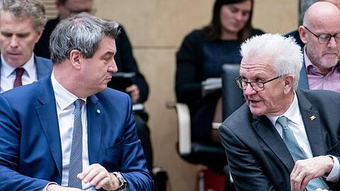 Markus Söder (l., CSU) und Winfried Kretschmann (Grüne) unterhalten sich während einer Sitzung des Bundesrats. Foto: Kay Nietfeld/Archiv