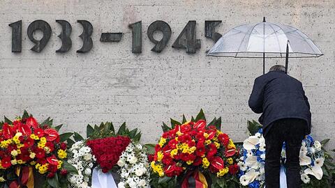 Markus Söder (CSU), Ministerpräsident von Bayern, legt einen Kranz am Mahnmal nieder. Foto: Sven Hoppe/dpa