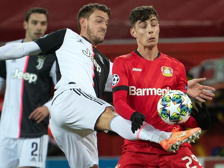 Bayer-Youngster Kai Havertz (r) stellt sich Daniele Rugani in den Weg.